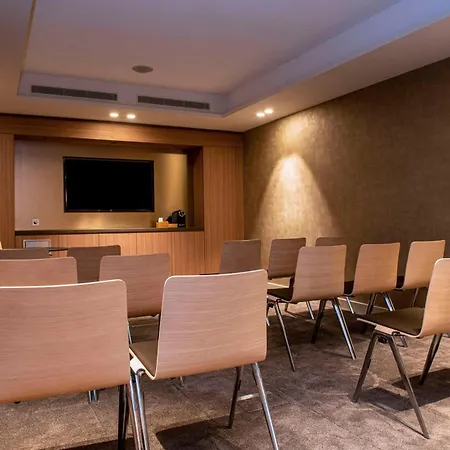 Radisson Blu Hotel, Centre 4*