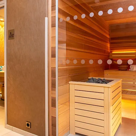 Radisson Blu Hotel, Centre 4*