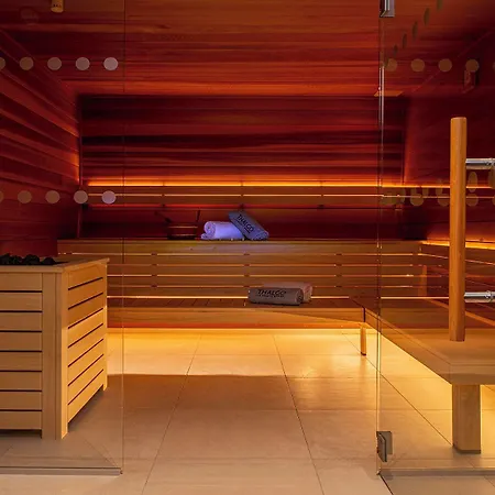 Radisson Blu Hotel, Centre Hotel 4*